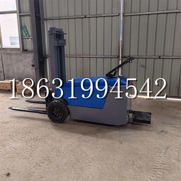 东乌珠穆沁旗全电动叉车插腿式堆高车液压装卸车1.5吨升高小型站驾式铲车